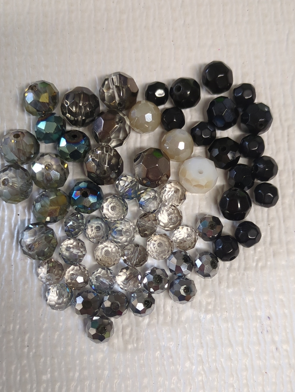 ❤️3/$10❤️R70 Mixed Faceted Glass Bead Lot in Black, Gray, Clear